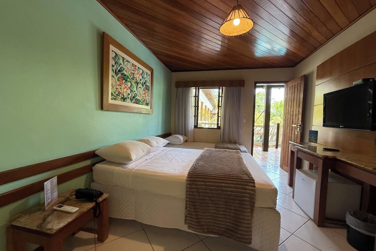 Suite Luxo | Minibar, blackout drapes, free WiFi, bed sheets