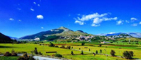 Un paysage montagneux avec un village niché au fond de la vallée.