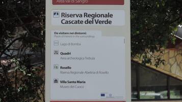 A sign with information about the Comune di Borrello, including a regional reserve and nearby places of interest like Lago di Bomba and Villa Santa Maria.