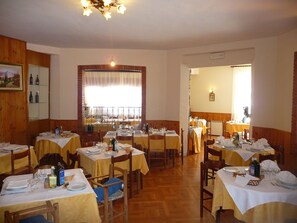 S'hi serveixen plats de cuina italiana i ofereix taules a l'aire lliure 