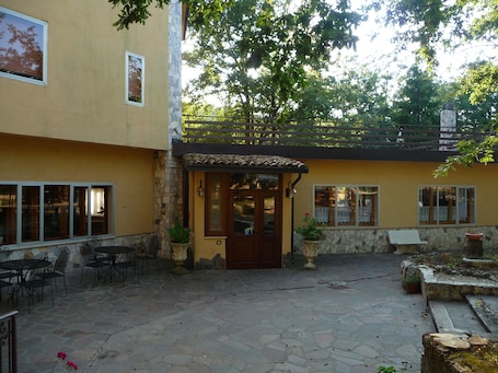 Esterni. Albergo del Sole