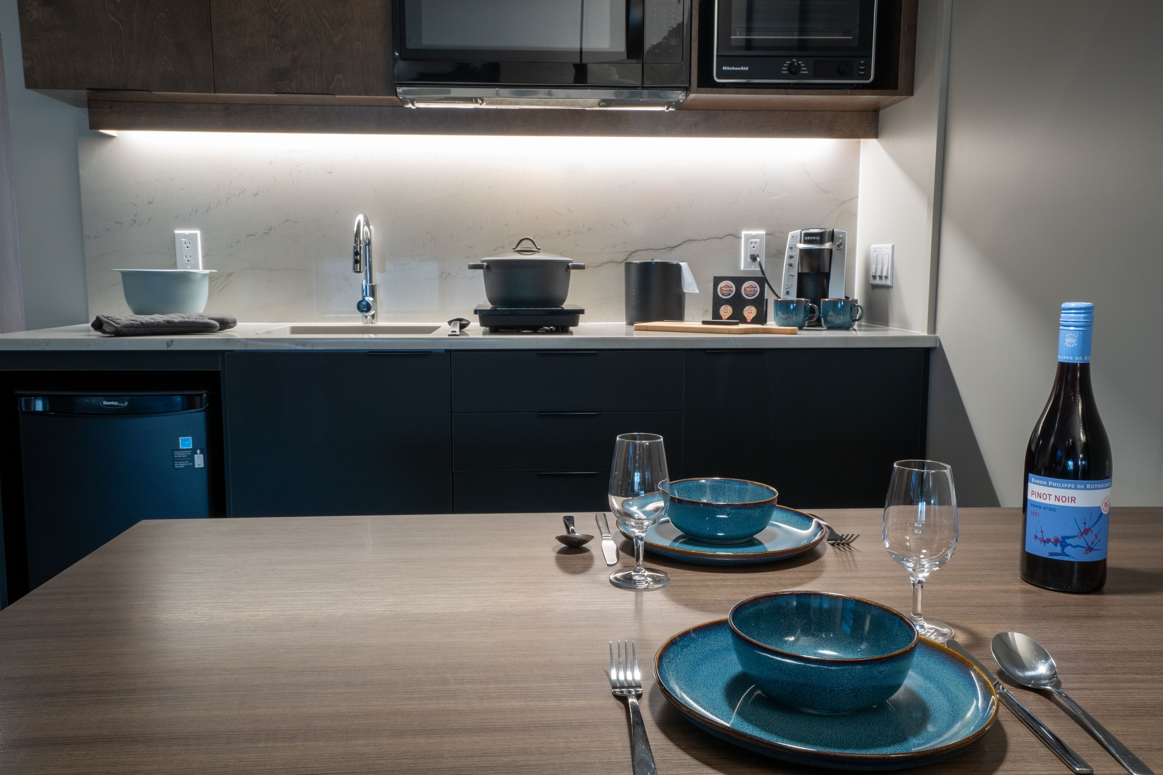 chambre urbaine 1 lit king | 1 bedroom, premium bedding, desk, soundproofing