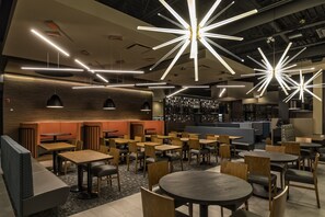 Breakfast, lunch and dinner served - Hôtel & Suites Normandin Lévis (Levis)