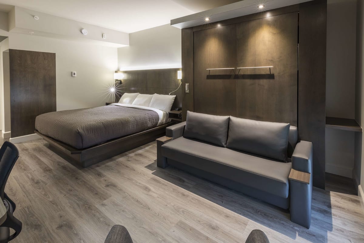 Chambre Urbaine Versatile Supérieure King | Premium bedding, desk, soundproofing, iron/ironing board
