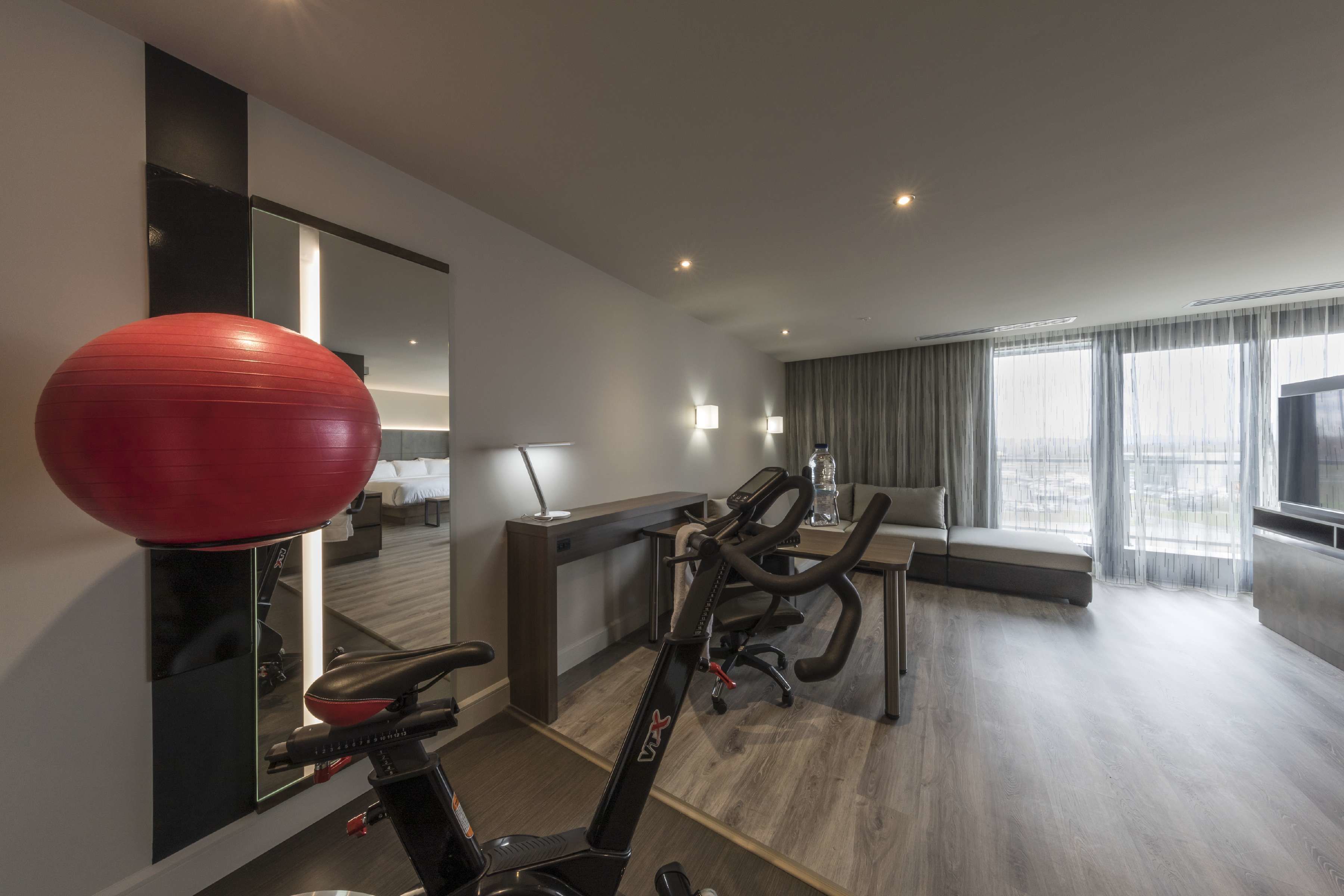 deluxe studio suite, balcony | 1 bedroom, premium bedding, desk, soundproofing