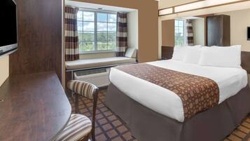 Una scrivania, tende oscuranti, ferro/asse da stiro