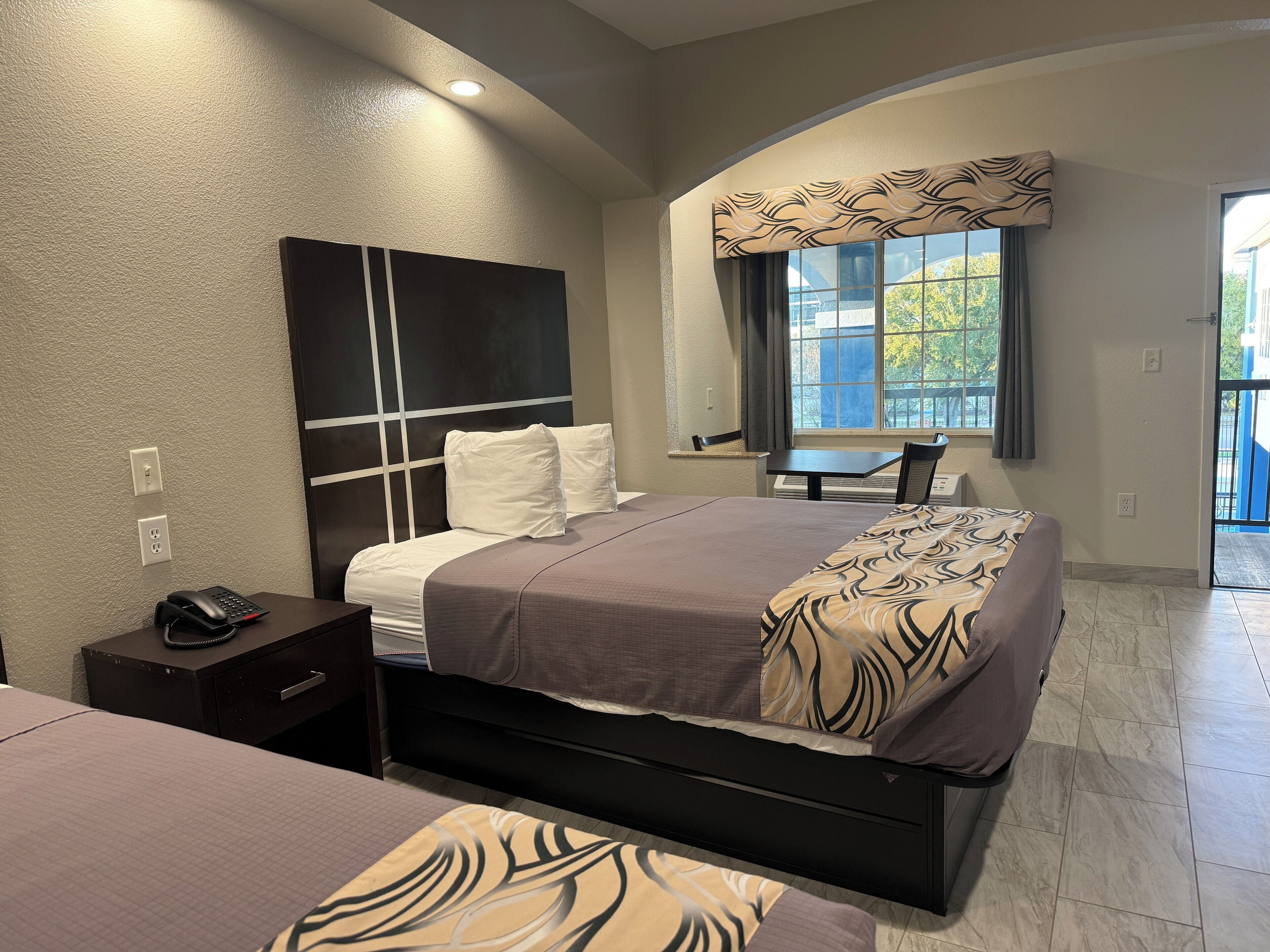 خزنة داخل الغرفة ومكتب وستائر تعتيم وتجهيزات عازلة للصوت