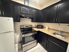 ثلاجة، ميكروويف، ماكينة لصنع القهوة/الشاي