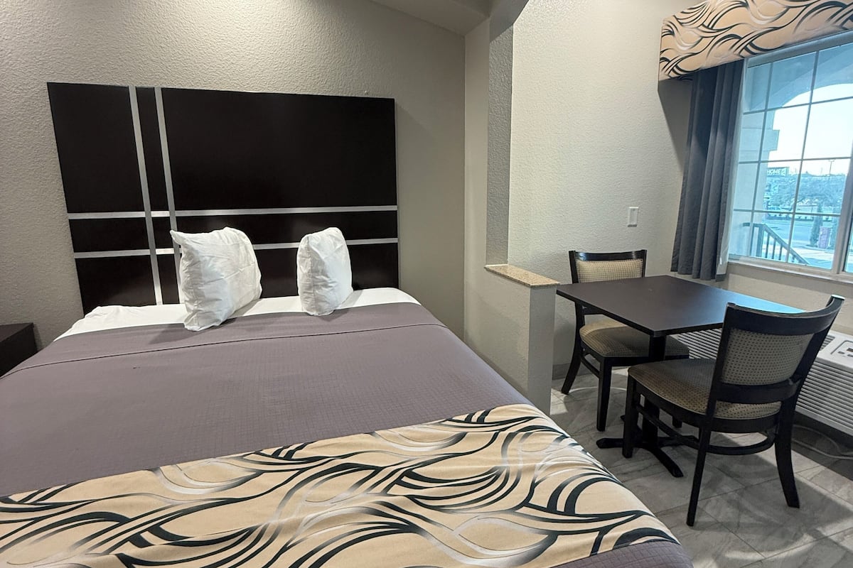 خزنة داخل الغرفة ومكتب وستائر تعتيم وتجهيزات عازلة للصوت