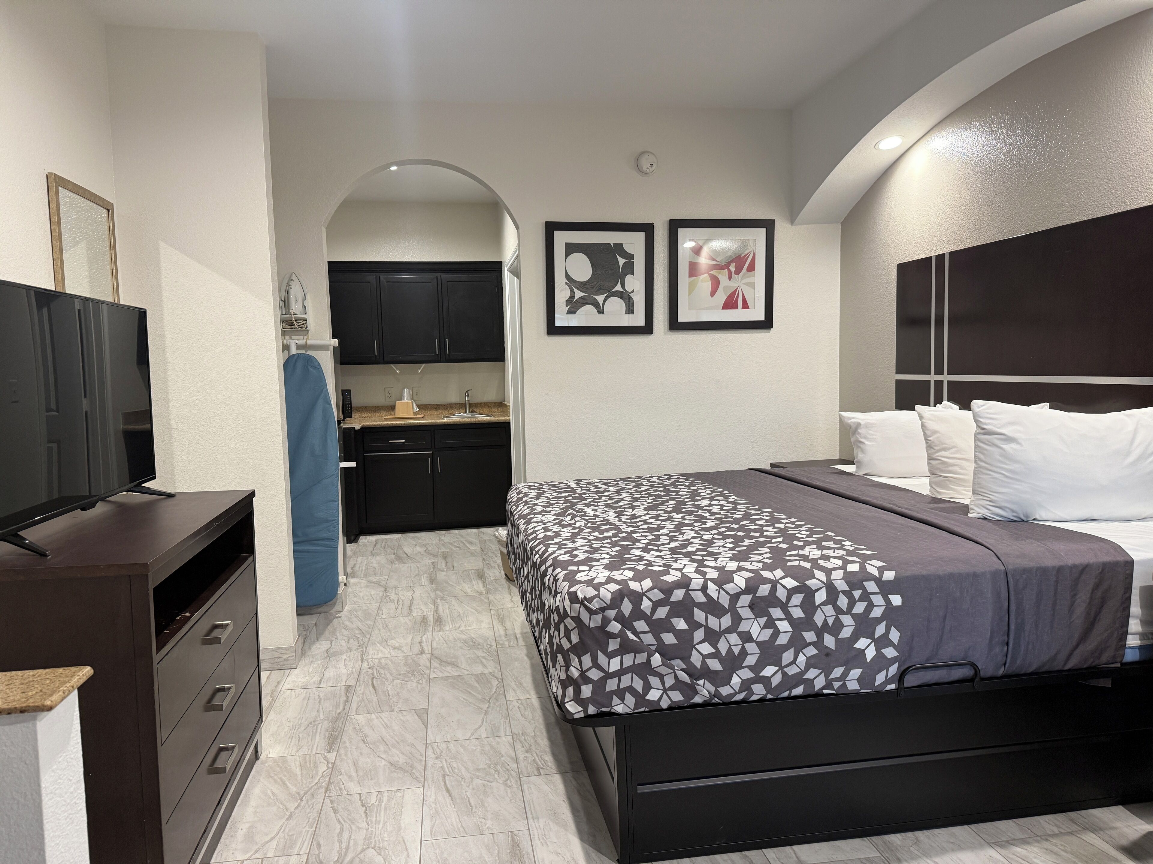 خزنة داخل الغرفة ومكتب وستائر تعتيم وتجهيزات عازلة للصوت