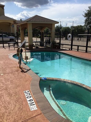 Outdoor pool, open 8 AM to 10 PM, pool umbrellas, sun loungers - Regency Inn & Suites - Baytown (Baytown)