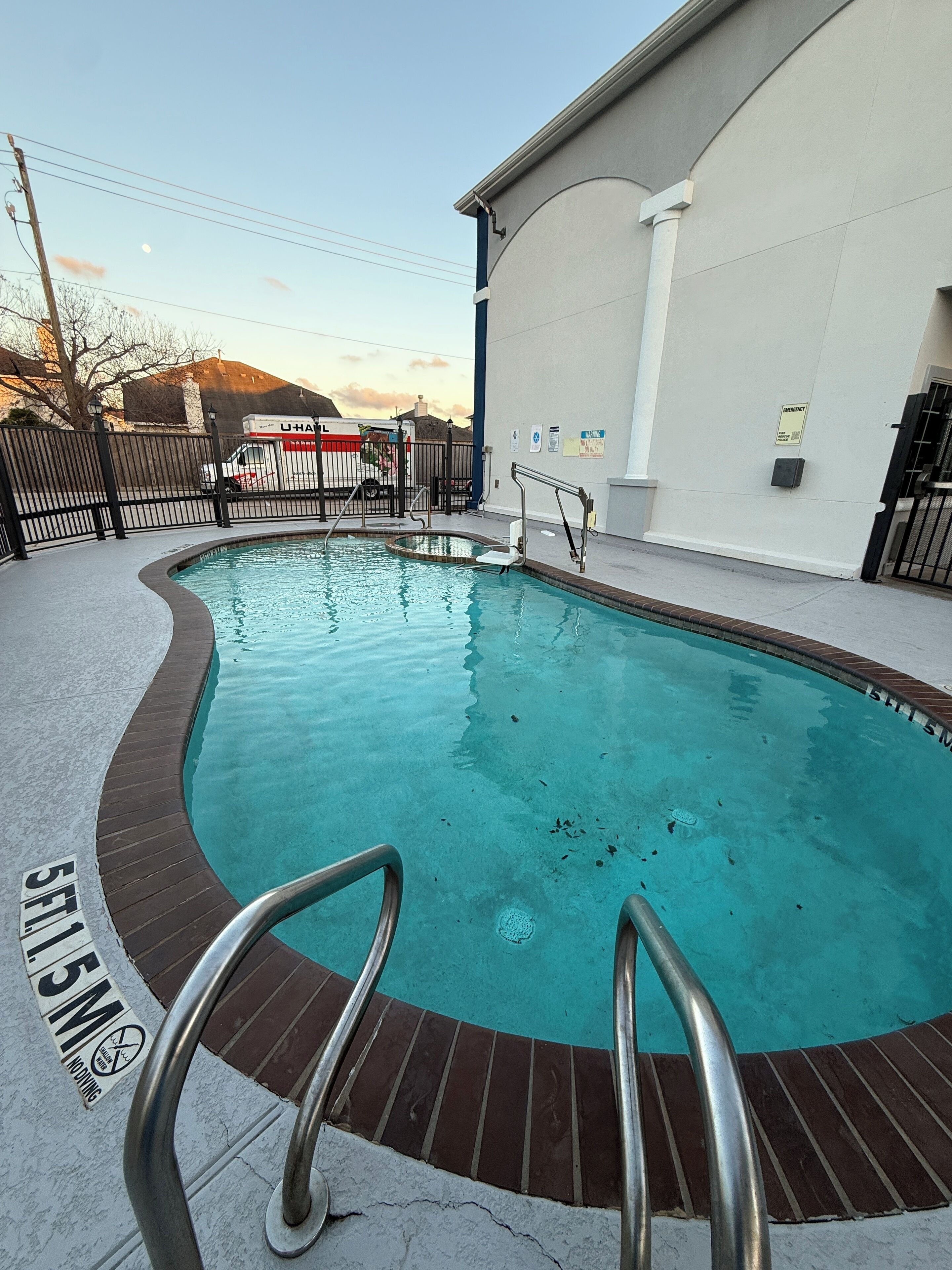 Piscine extérieure, parasols de plage, chaises longues