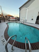 Una piscina al aire libre (de 08:00 a 22:00), sombrillas, tumbonas