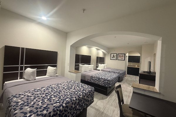 Grand-værelse til 3 personer | Pengeskab på værelset, skrivebord, mørklægningsgardiner, lydisolering