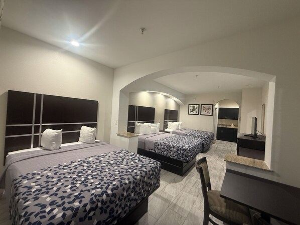 خزنة داخل الغرفة ومكتب وستائر تعتيم وتجهيزات عازلة للصوت