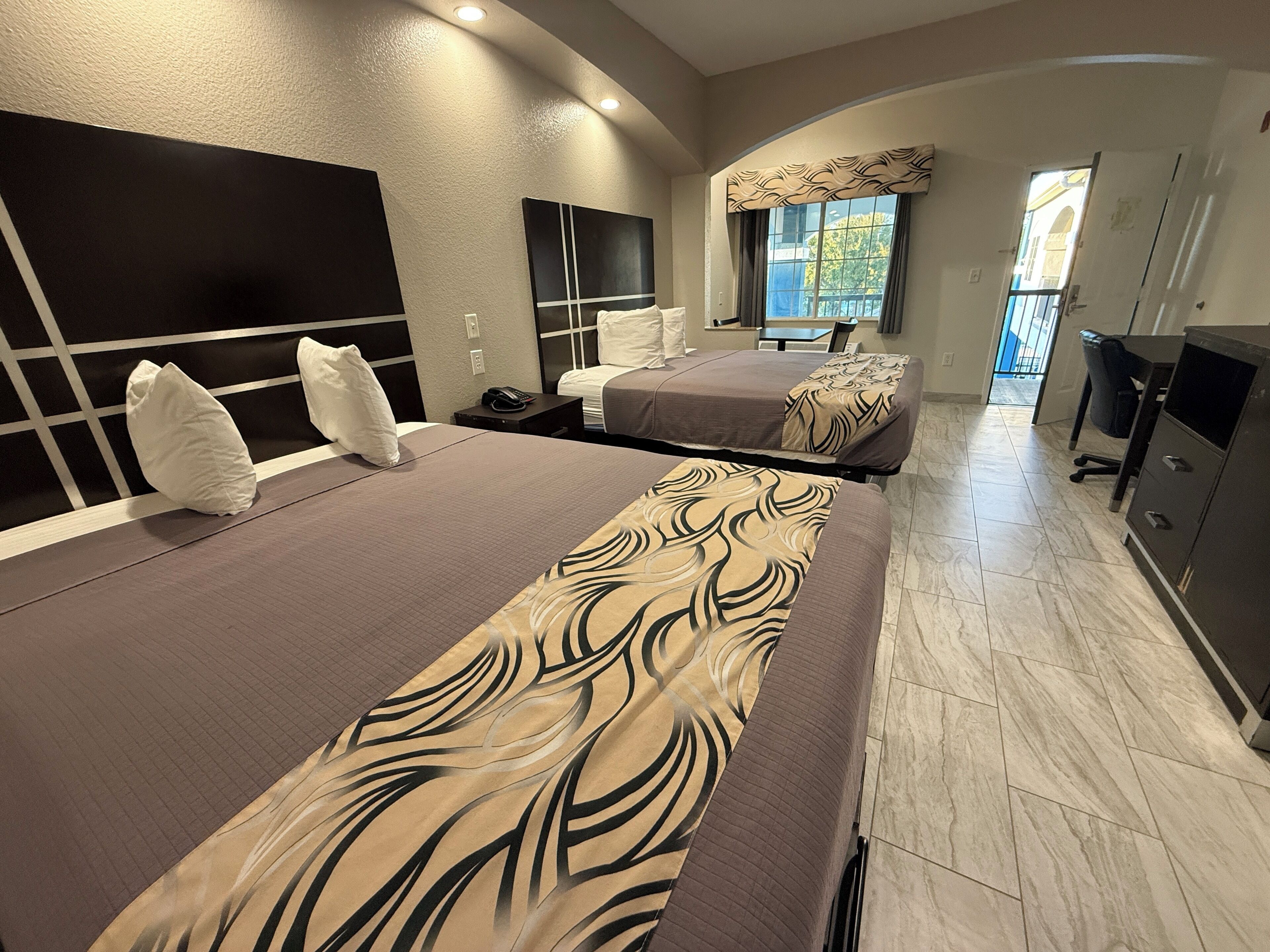 خزنة داخل الغرفة ومكتب وستائر تعتيم وتجهيزات عازلة للصوت