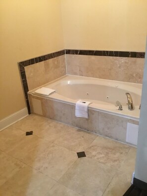 خزنة داخل الغرفة ومكتب وستائر تعتيم وتجهيزات عازلة للصوت