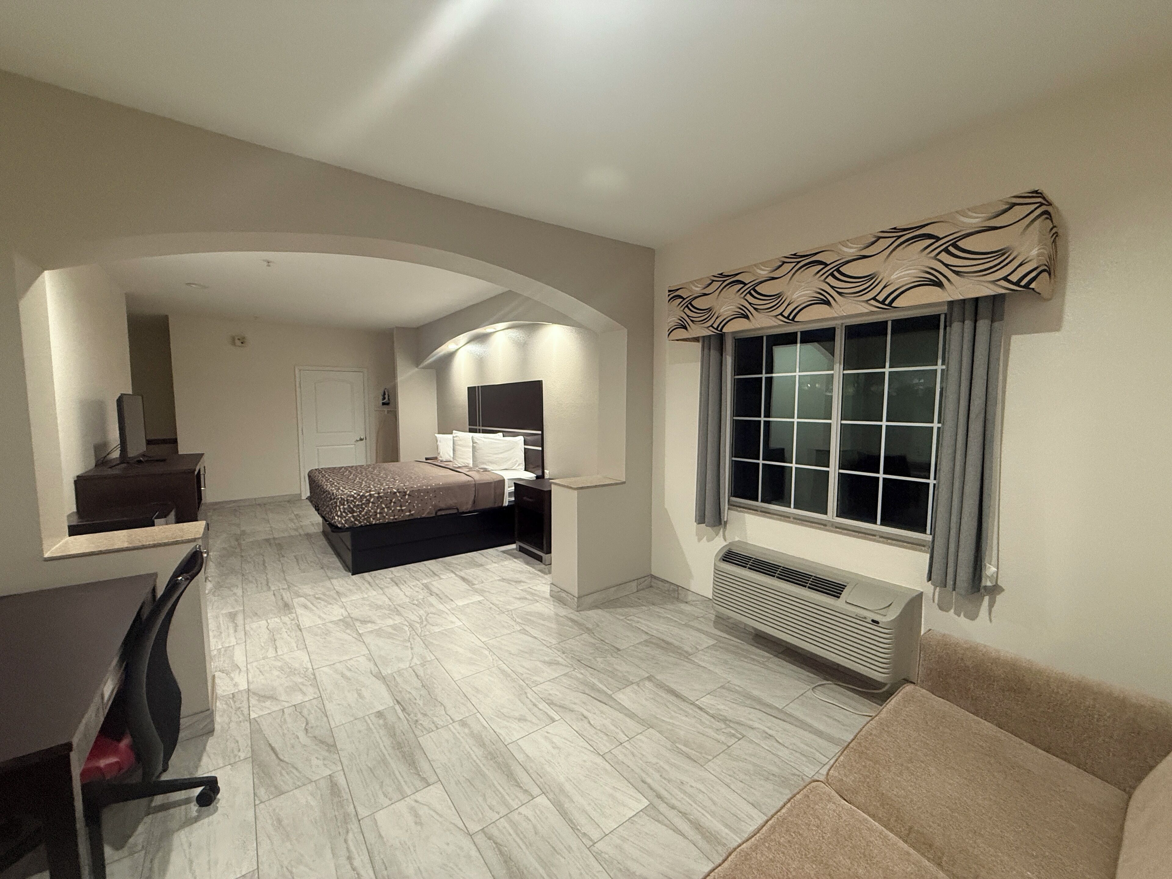 خزنة داخل الغرفة ومكتب وستائر تعتيم وتجهيزات عازلة للصوت