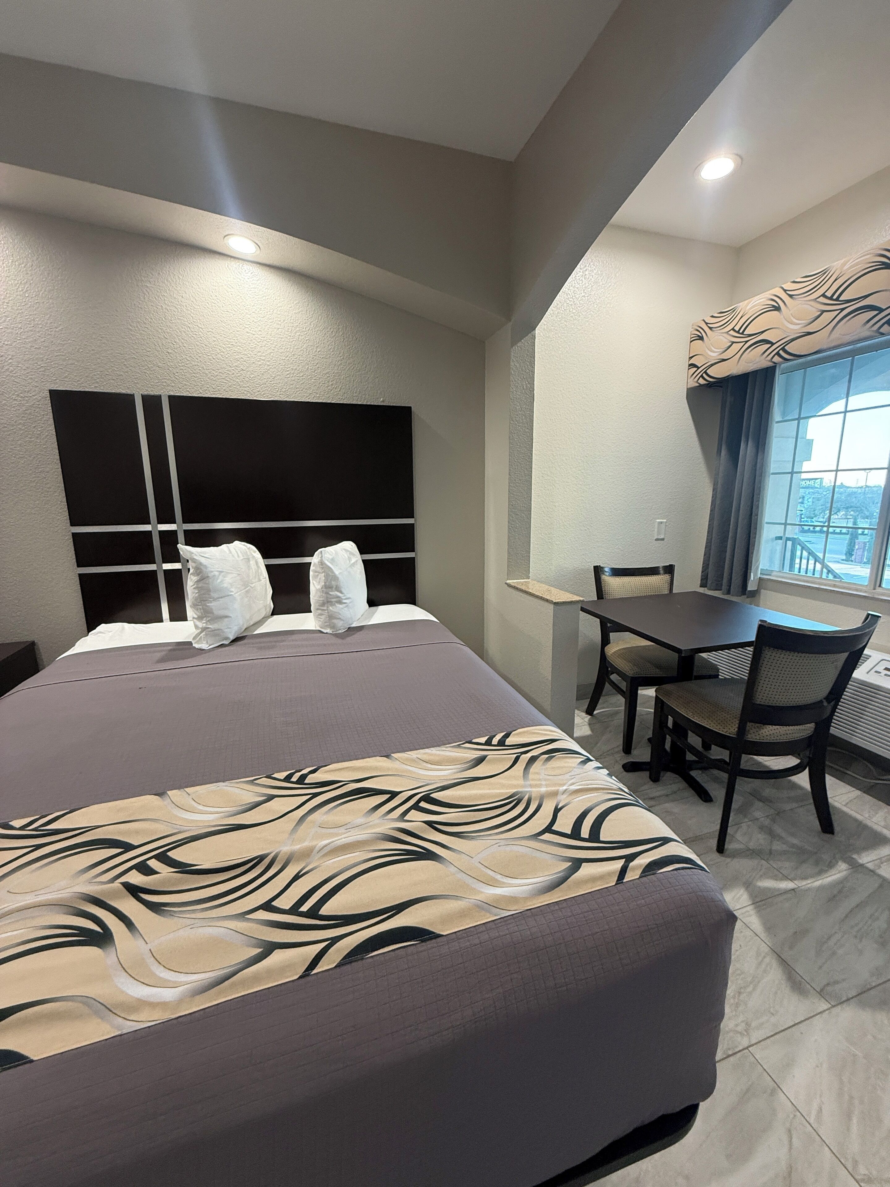 خزنة داخل الغرفة ومكتب وستائر تعتيم وتجهيزات عازلة للصوت