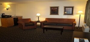 Living area - Valley Inn (Sioux Falls)