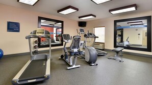 A gym with treadmills, elliptical machines, and free weights. - Hampton Inn Muscatine (Muscatine)