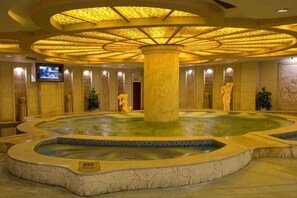 A circular hot tub with a central column, surrounded by a tiled floor and a decorative ceiling. - Plateau Pearl Hotel (Kunming Yongzhong Road) (Kunming)
