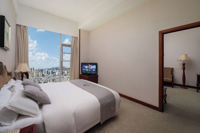 Minibar, in-room safe, alarm clocks