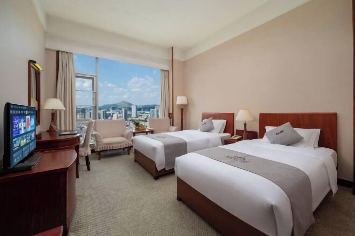 Minibar, in-room safe, alarm clocks