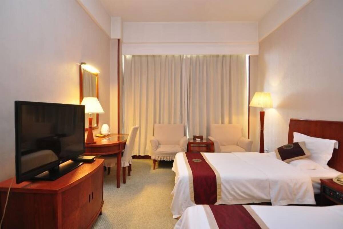 Minibar, in-room safe, alarm clocks