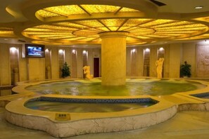 A circular hot tub with a central column, surrounded by a tiled floor and a decorative ceiling. - Plateau Pearl Hotel (Kunming Yongzhong Road) (Kunming)
