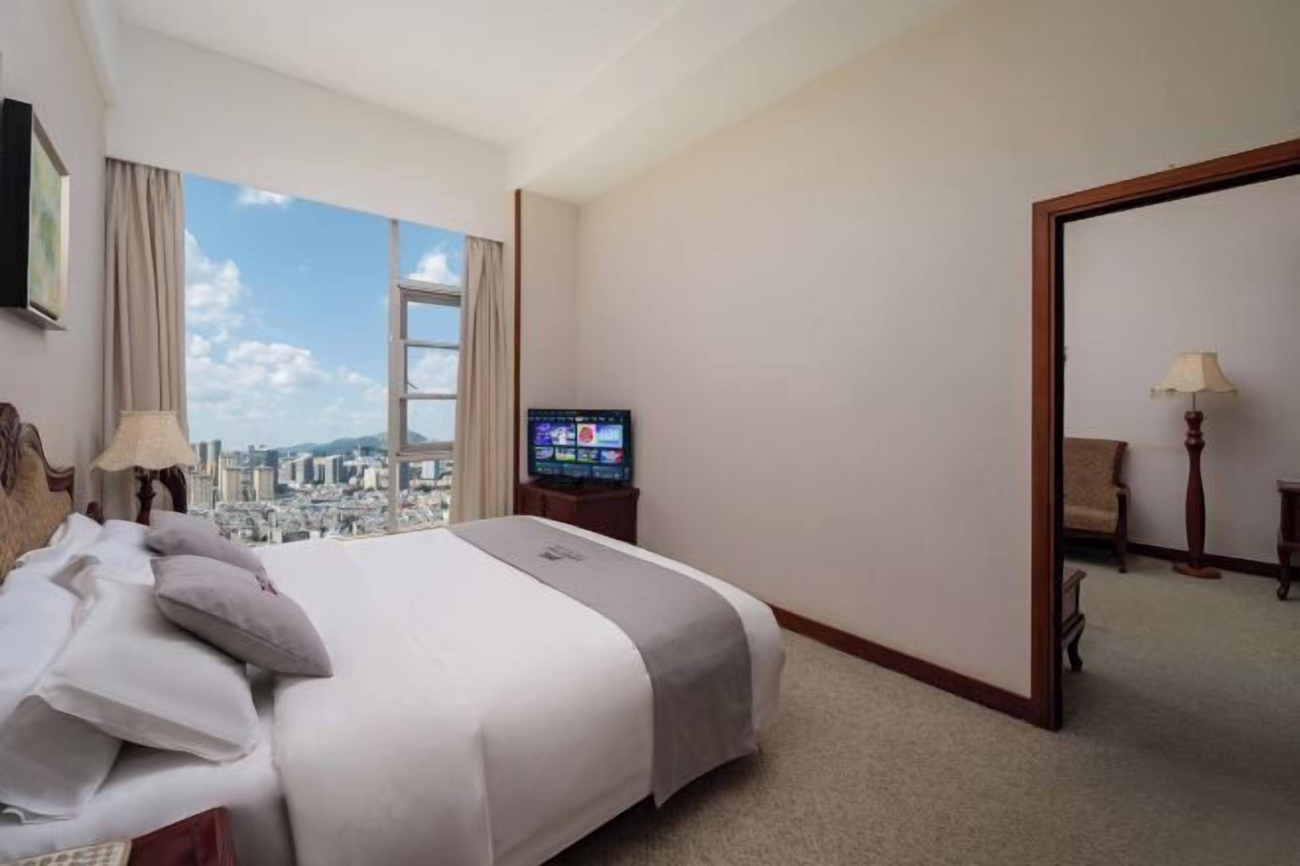 Minibar, in-room safe, alarm clocks