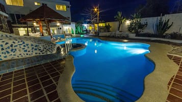 2 hồ bơi ngoài trời, mở cửa từ 8:00 đến 19:00, ghế dài tắm nắng
