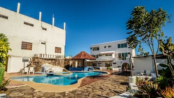 2 AuĂenpools, geöffnet von 08:00 Uhr bis 19:00 Uhr, LiegestĂŒhle