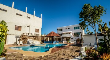 2 piscinas externas, funciona das 8h às 19h, espreguiçadeiras