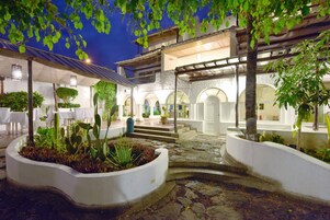 标准双人房 (Lower Level) | 高档床上用品、羽绒被、记忆海绵床垫、客房内保险箱