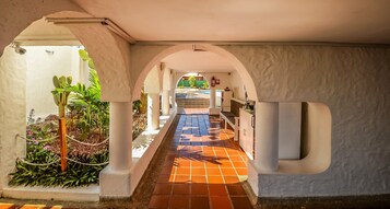 标准双人房 (Lower Level) | 花园景观