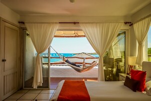 舒适三人房 | 高档床上用品、羽绒被、记忆海绵床垫、客房内保险箱