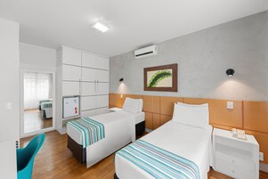 Caja de seguridad en la habitación y escritorio 