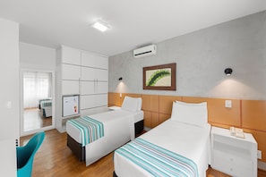 Chambre avec lits jumeaux, 2 lits une place | Coffres-forts dans les chambres, bureau, fer et planche à repasser