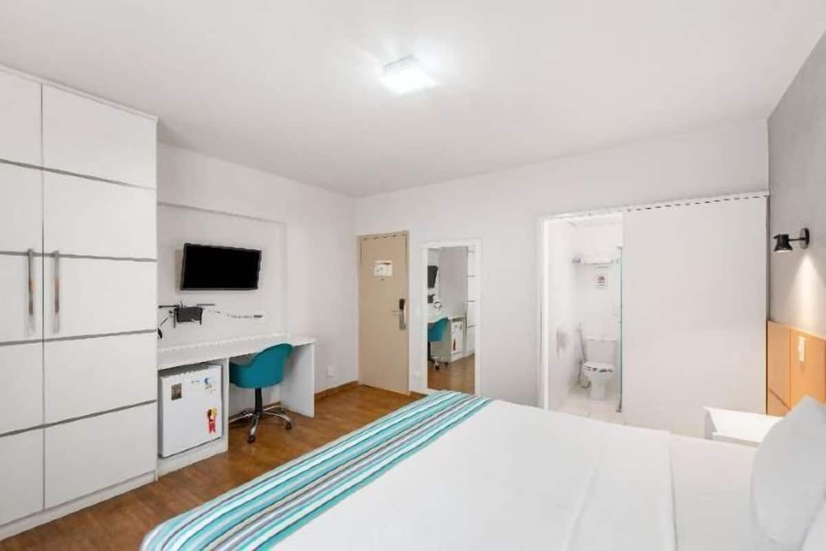 1 Schlafzimmer, Zimmersafe, Schreibtisch, Bügeleisen/Bügelbrett