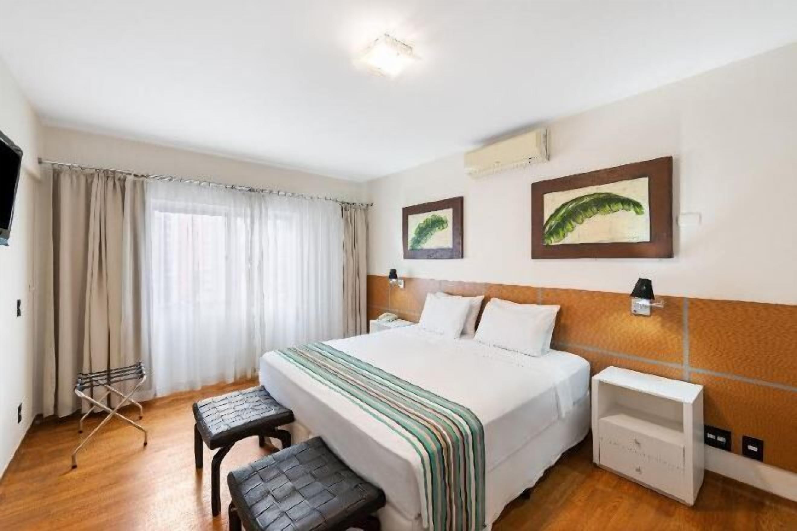 Caja de seguridad en la habitación y escritorio 