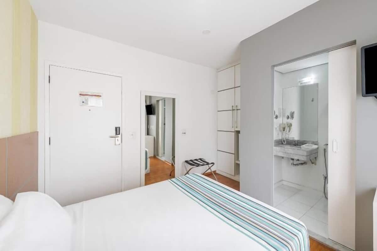 Caja de seguridad en la habitación y escritorio