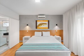 Chambre Double, 1 grand lit | Coffres-forts dans les chambres, bureau, fer et planche à repasser