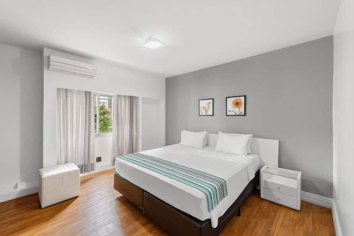 1 Schlafzimmer, Zimmersafe, Schreibtisch, Bügeleisen/Bügelbrett