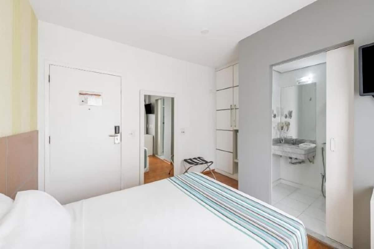 1 Schlafzimmer, Zimmersafe, Schreibtisch, Bügeleisen/Bügelbrett