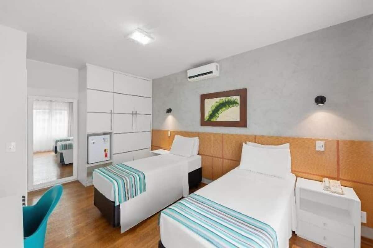 1 Schlafzimmer, Zimmersafe, Schreibtisch, Bügeleisen/Bügelbrett