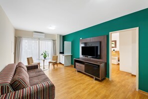 ห้องพรีเมียม | บริเวณนั่งเล่น | ทีวีจอแอลซีดี 32 นิ้ว พร้อมช่องเคเบิล, ทีวี