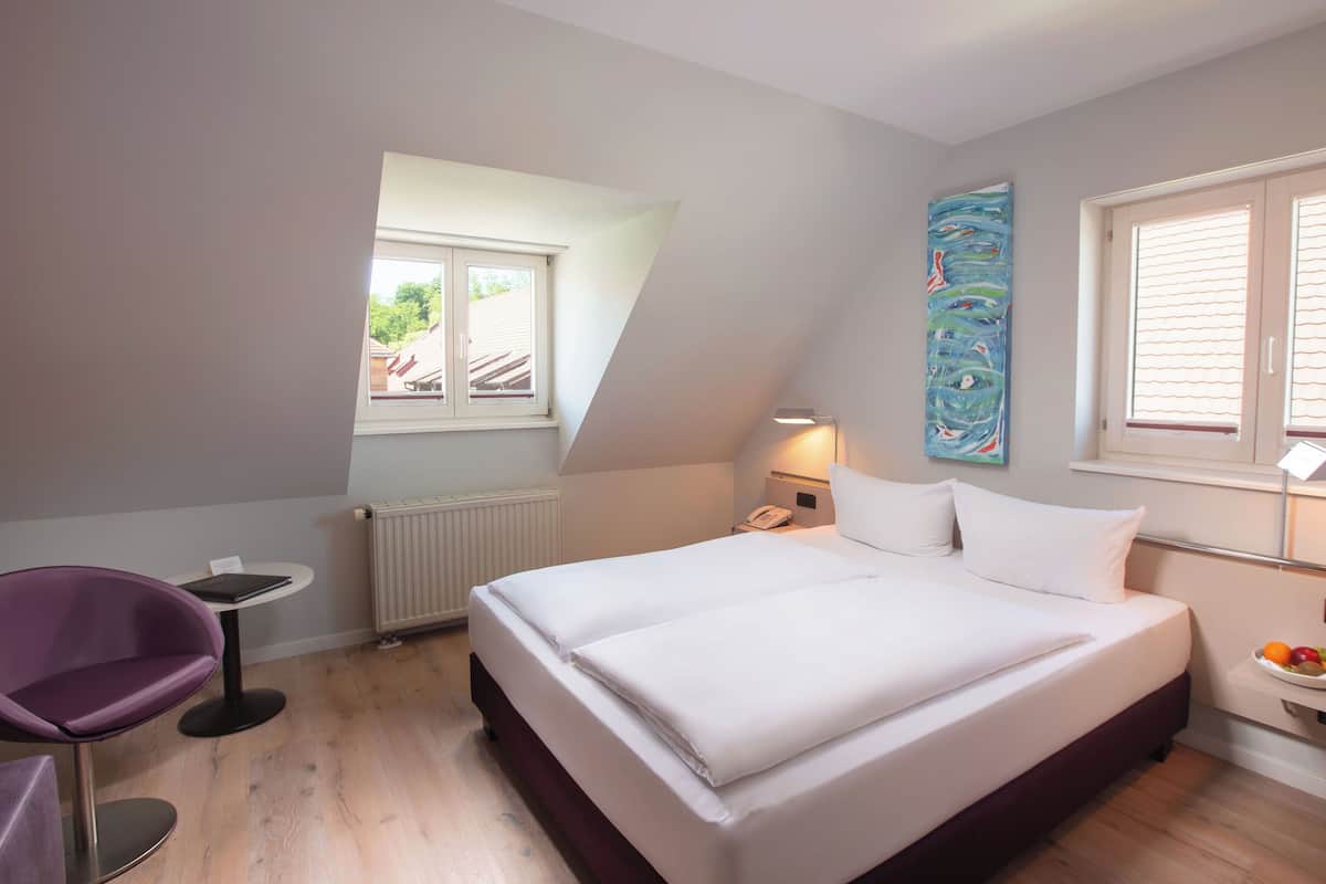 Klassieke tweepersoonskamer | Een minibar, een kluis op de kamer, een bureau, een laptopwerkplek