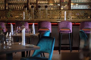 3 restaurants; s'hi serveixen dinars i sopars