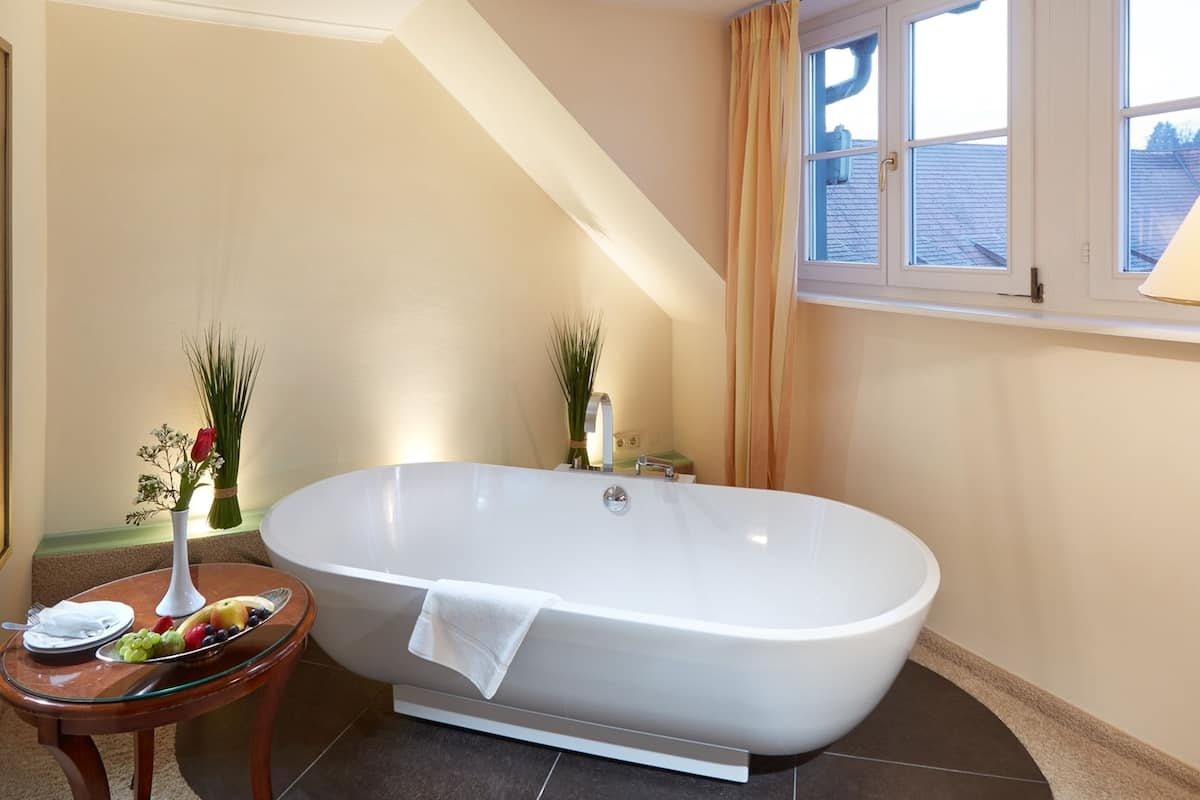 classic junior-suite | bathroom | free toiletries, hair dryer, bathrobes, towels